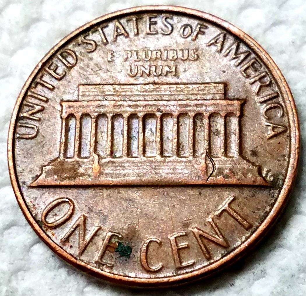 1982-D-Lincoln-Large-Date-Struck-Through-Debris-On-Memorial?